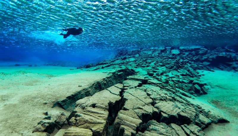 Een voorbeeld van een scheur tussen tektonische platen: een ader van de Silfra-kloof in Thingvallir National Park op IJsland. In het Caribisch gebied bevinden de scheuren tussen oceanische platen zich op zeer grote diepte, tot tien kilometer beneden het zeeoppervlak. 