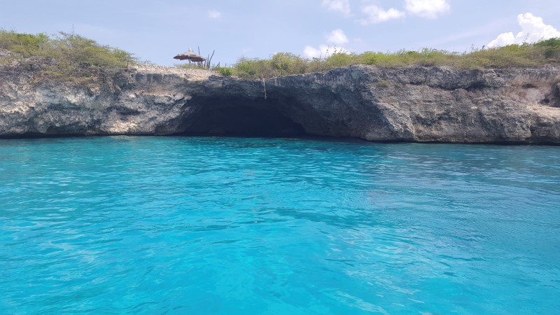 De stagiaire werd weerloos van de rotsen gegooid. 