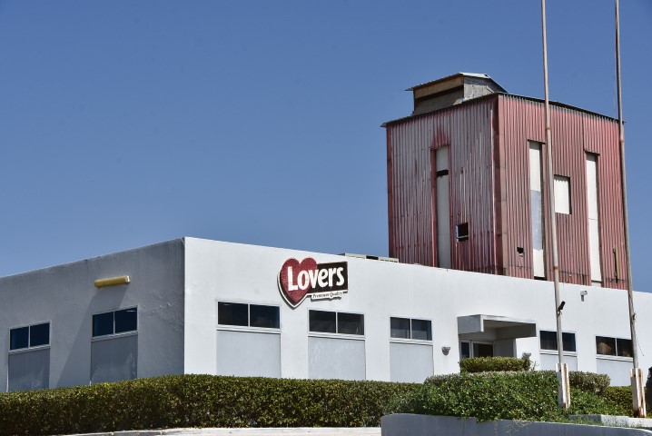 Lovers is in 1977 opgericht door Oswald van der Dijs als pionier in de ijsindustrie en heeft zich over de jaren heen ontwikkeld en de productie uitgebreid naar onder andere sappen, ijsjes, mineraalwater en melkproducten zowel op Curaçao als op Aruba, op Bonaire en in de Verenigde Staten.  Foto Jeu Olimpio