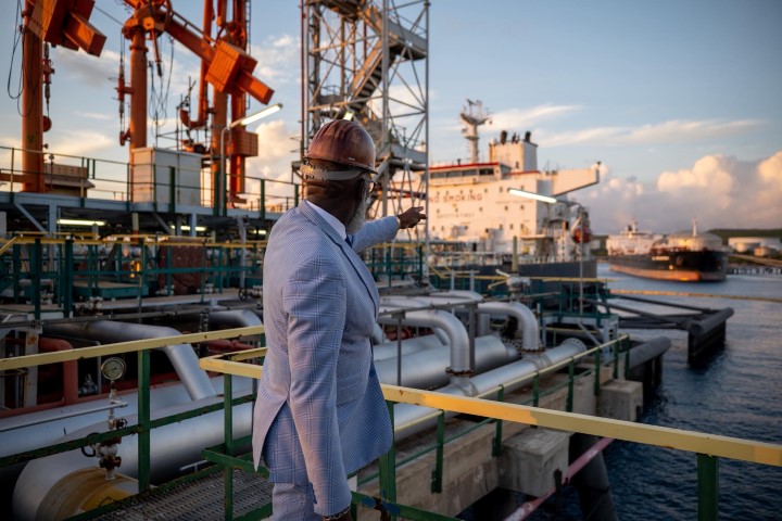 Premier Pisas is in zijn nopjes als het eerste schip op 14 januari bij Bullenbaai olie komt lossen. Foto AZ